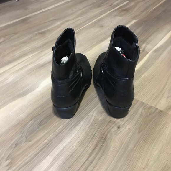 Clarks Ladies Black Leather Ankle Boots Size 9 - Picture 3 of 6
